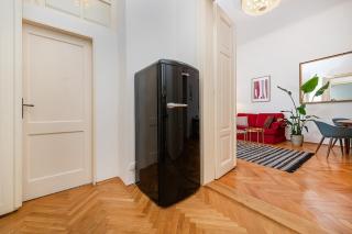 Central 2-bedroom with quiet courtyard view - 2