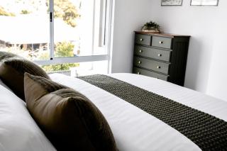 Luxe 4BR - Sleeps 8 - East Vic Park - Free Parking - Walk to Train - 5