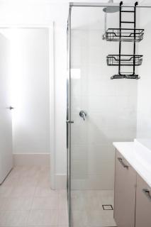 Luxe 4BR - Sleeps 8 - East Vic Park - Free Parking - Walk to Train - 2