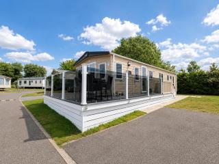 Modern Caravan With Decking At Breydon Water In Norfolk Ref 10032Cw - 0