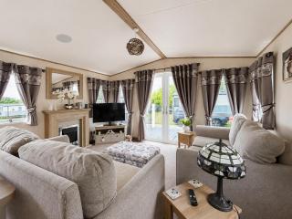 Modern Caravan With Decking At Breydon Water In Norfolk Ref 10032Cw - 4