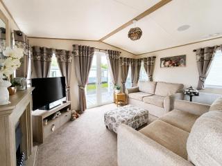 Modern Caravan With Decking At Breydon Water In Norfolk Ref 10032Cw - 3