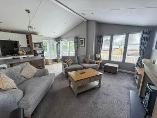 Stunning 4 Berth Lodge With Decking At Breydon Water In Norfolk Ref 10094B - 7