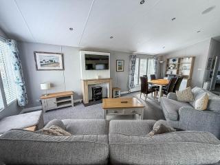 Stunning 4 Berth Lodge With Decking At Breydon Water In Norfolk Ref 10094B - 5
