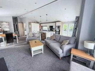 Stunning 4 Berth Lodge With Decking At Breydon Water In Norfolk Ref 10094B - 4