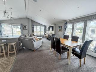 Stunning 4 Berth Lodge With Decking At Breydon Water In Norfolk Ref 10094B - 2