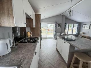 Stunning 4 Berth Lodge With Decking At Breydon Water In Norfolk Ref 10094B - 1