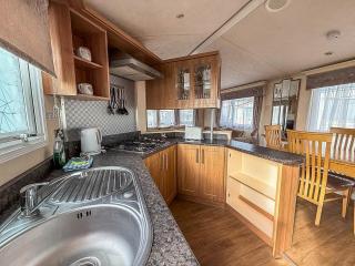 6 Berth Caravan Nearby Hunstanton Beach Front In Norfolk Ref 13019L - 2