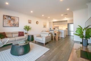 Koala Stay Harbour Waterfront Escape - New Port Pearl - 7