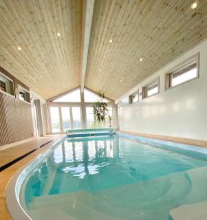 Hytte med basseng og jacuzzi med nydelig utsikt - 0