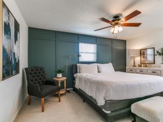 Escape to Your Chic Family Haven in The Village! - 9