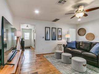 Escape to Your Chic Family Haven in The Village! - 1