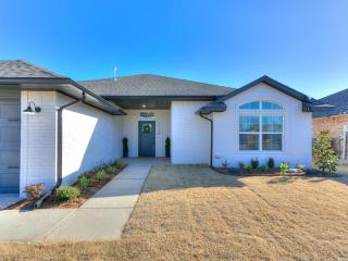 Spacious 3BR OKC Home Private Yard, Fireplace & Pet-Friendly - 6