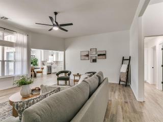 Spacious 3BR OKC Home Private Yard, Fireplace & Pet-Friendly - 9