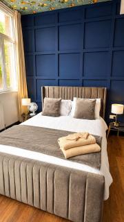 The Waldorf, King Size and Twin Apartment by The Hive WA1 - 8