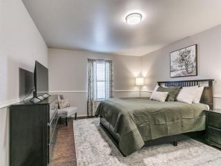 Refreshed Edmond Farmhouse King Suite and Fence - 3