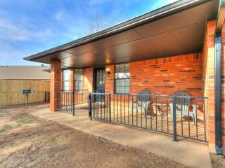 Refreshed Edmond Farmhouse King Suite and Fence - 1