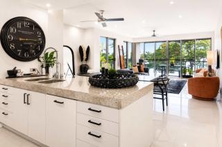 Beachfront 3BR Apartment on The Strand, Pool & Parking - 3