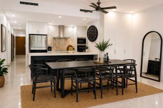 Beachfront 3BR Apartment on The Strand, Pool & Parking - 7