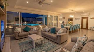 Maltese Luxury Villas - Sunset Infinity Pools, Indoor Heated Pools and More! - 3