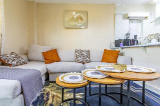 Harlequins Suites Apartment, next to Harlequins Suites Hotel - 2