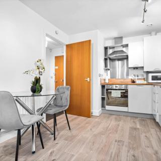 Stylish Apartment - King Bed - City Center - Patio - On Street Parking 38A - 7