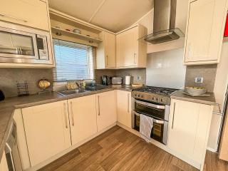 Wonderful 6 Berth Caravan For Hire By A Stunning Norfolk Beach Ref 19006Sd - 9