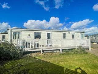 Stunning 6 Berth Caravan For Hire In Norfolk, Close To The Beach, Ref 19129S - 0