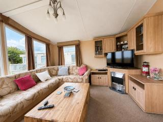 Stunning 6 Berth Caravan For Hire In Norfolk, Close To The Beach, Ref 19129S - 5