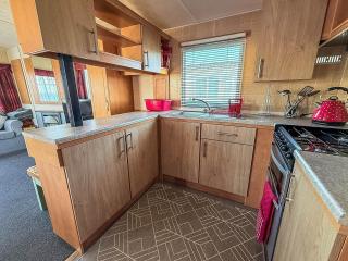 Great 6 Berth Caravan With Side Decking In Heacham Ref 21054A - 4