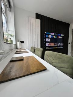 Modern home for family, friends and contractors - 5