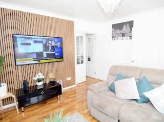 Luxurious & Spacious 5 Bedroom Property - 8