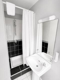 Westport Town Centre Budget Rooms - 7