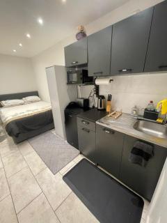 Chic Modern Studio Apartment near Heathrow Airport - 0