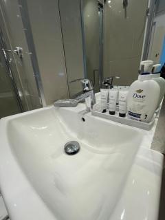 Chic Modern Studio Apartment near Heathrow Airport - 9