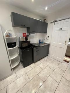 Chic Modern Studio Apartment near Heathrow Airport - 8