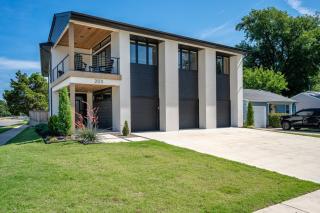 Modern Tulsa Retreat w Balcony and Sleeps 13 - 7