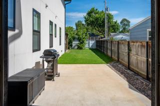 Modern Tulsa Retreat w Balcony and Sleeps 13 - 6