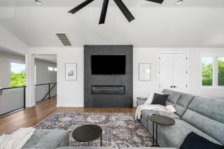 Modern Tulsa Retreat w Balcony and Sleeps 13 - 3