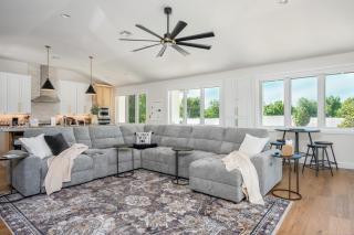 Modern Tulsa Retreat w Balcony and Sleeps 13 - 2