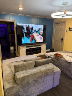 Hot Tub and Home Theatre in the Hood - 9