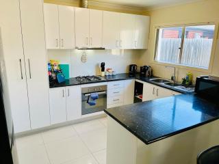 Sylish Pakenham Stay - 7