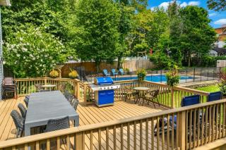 Pool House Near NYC FIFA Stay for Groups - 6