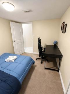 Quiet & Bright Basement Suite near Fraser Street - 5