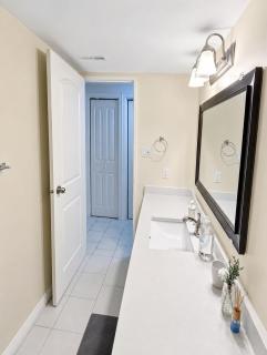 Quiet & Bright Basement Suite near Fraser Street - 4