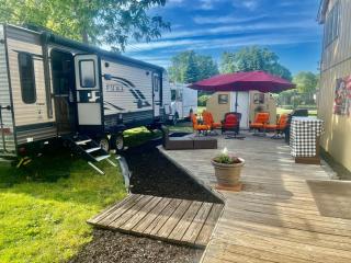 Beautiful 32' RV located in south Chicago suburb - 9