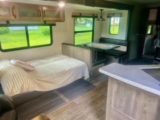 Beautiful 32' RV located in south Chicago suburb - 5