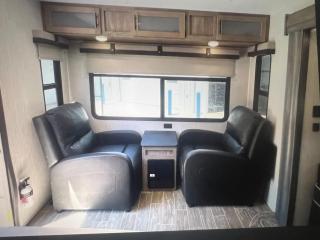 Beautiful 32' RV located in south Chicago suburb - 4