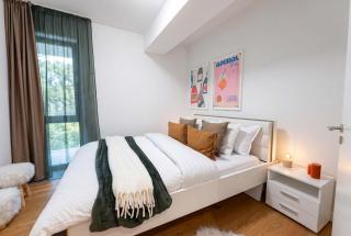 Cozy Forrest-side 2BR walking distance from Old Town - Free Parking & Patio - 1