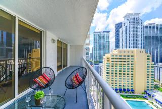 1BR Brickell - Free Parking - Downtown Living & Pool - 0